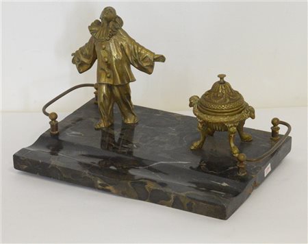 Calamaio in marmo nero decorato con figura di Pulcinella in bronzo dorato e ces