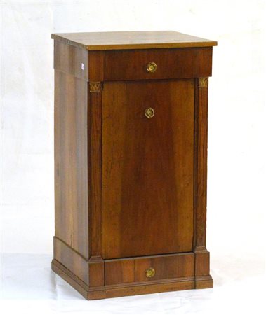 Comodino lastronato ad un cassetto e un'anta ribaltabile. Secolo XIX (cm 47x88x