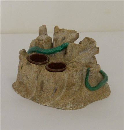 Calamaio in marmo a forma di roccia con serpente, boccette in metallo, secolo X