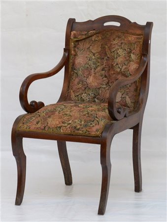 Poltroncina in mogano con braccioli ricurvi, schienale e gambe anteriori sagoma