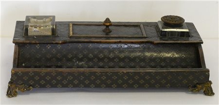 Grande calamaio in ebano decorato da applicazioni in metallo a fiori (difetti)