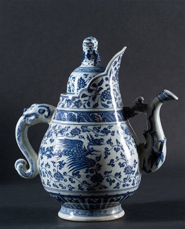 Arte Cinese  A large blue and white porcelain teapot painted with lotus flowers and phoenixes China, 20th century .