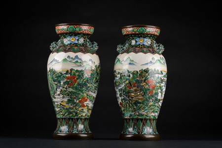 Arte Cinese  A pair of Kutani pottery vases bearing a two character seal mark at the base.Japan, early 20th century .