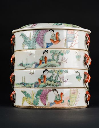 Arte Cinese  A famille rose porcelain four layer food boxChina, 20th century.