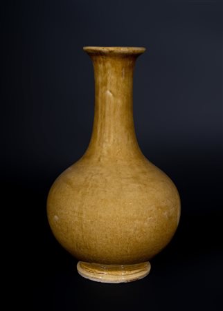 Arte Cinese  A yellow glazed porcelain vase China, 20th century .