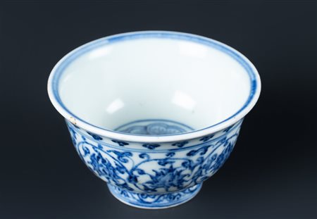 Arte Cinese  A blue and white porcelain cup painted with floral sprays China, Ming dynasty.