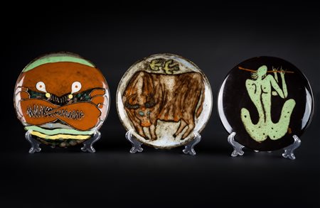 Arte Cinese  XIA DEWU (Shandon Qingdao 1957)Three polychrome porcelain dishes China, 20th century.