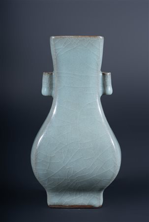 Arte Cinese  A celadon glazed arrow shaped pottery vaseChina, Republic, early 20th century .