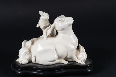 Arte Cinese  A dehua porcelain group depicting four hares China, Qing dynasty, 19th century .