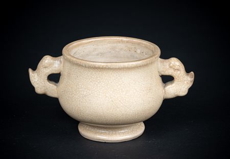 Arte Cinese  A craquelé porcelain footed cup with pig dragon handlesChina, Qing dynasty, 18th century .