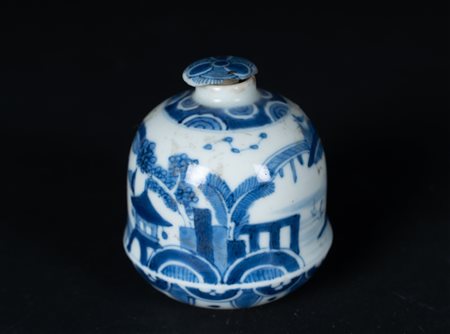 Arte Cinese  A blue and white porcelain vase painted with landscapeChina, Qing dynasty, Kangxi period.
