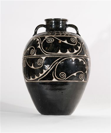 Arte Cinese  A Cizhou black glazed pottery vase with scratched decoration depicting fishes and waves.China, Ming dinasty 15th century (?). .