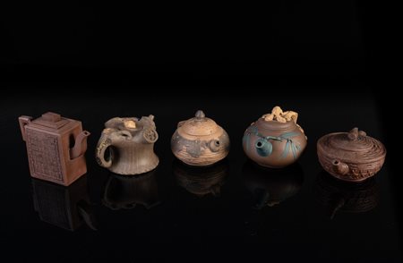 Arte Cinese  A collection of five Yixing teapots China, Qing dynasty, 19th century .