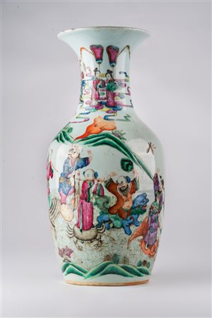 Arte Cinese  A baluster famille rose porcelain vase painted with characters in landscape and auspicious simbols. China, Qing Dinasty, 19th century.