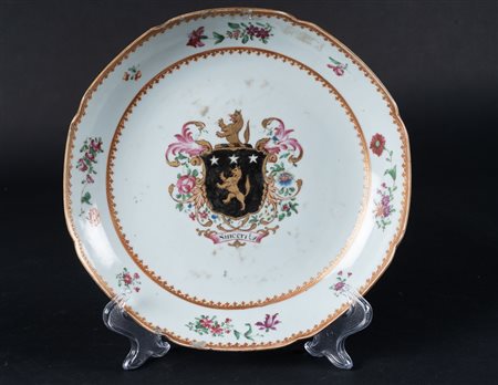Arte Cinese  A Chinese export Armorial porcelain dish  China, Qing dynasty, 18th century .
