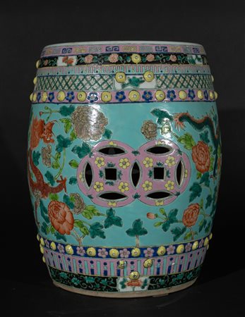 Arte Cinese  A famille rose porcelain garden stool over turquoise ground China, Qing dynasty, 20th century .