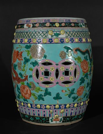 Arte Cinese  A famille rose porcelain garden stool over turquoise ground China, Qing dynasty, 20th century .
