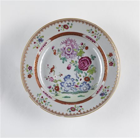 Arte Cinese  A famille rose export porcelain dish painted with flowers and rocks China, Qing dynasty, Yongzheng period, 18th century .