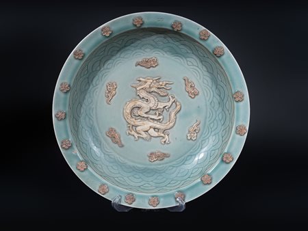 Arte Cinese  A large celadon glazed tray with biscuit decoration China, early 20th century .