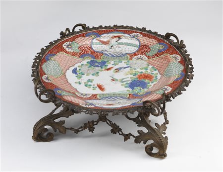 ARTE GIAPPONESE  A Kutani porcelain dish with European gilt bronze mount Japan, 19th century .