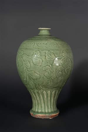 Arte Cinese  A celadon glazed stonepaste globular vase engraved with lotus flowers China, Qing dynasty, 19th century  .