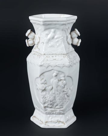 Arte Cinese  A Blanc de Chine porcelain vase China, Qing dynasty, 18th century .