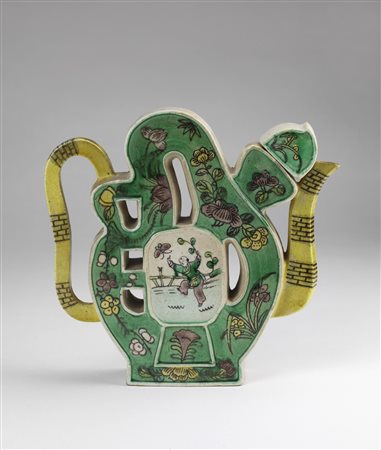 Arte Cinese  A shou shaped porcelain teapot China, early 20th century .
