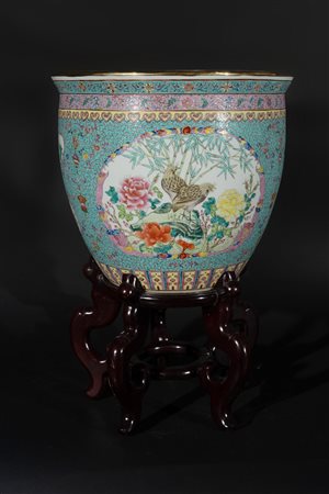 Arte Cinese  A porcelain fish bowl painted with vegetal motifs China, 20th century .