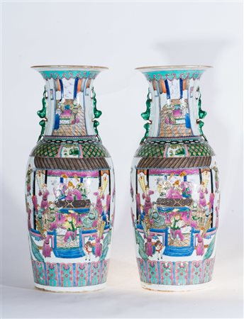 Arte Cinese  A pair of large famille rose porcelain vases decorated with courtly scenes and bearing a six character iron red seal mark at the base China, Qing dynasty, late 19th century .