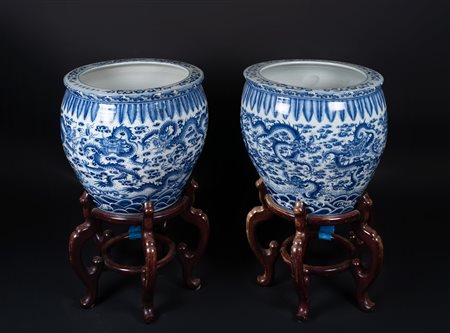 Arte Cinese  A pair of blue and white porcelain fish bowls bearing a Qianlong mark on the rimChina, 20th century .