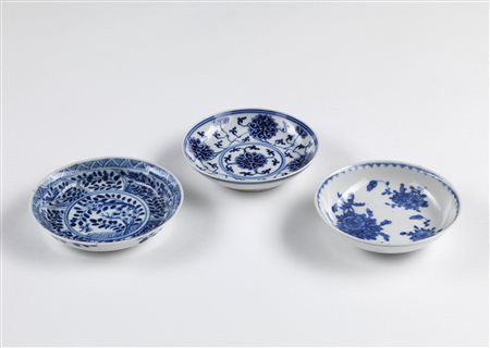 Arte Cinese  A group of three blue and white porcelain small dishes China, late Ming and Qing dynasty .