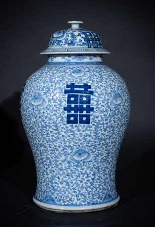 Arte Cinese  A blue and white porcelain potiche painted with sprays and ideograms China, early 20th century.
