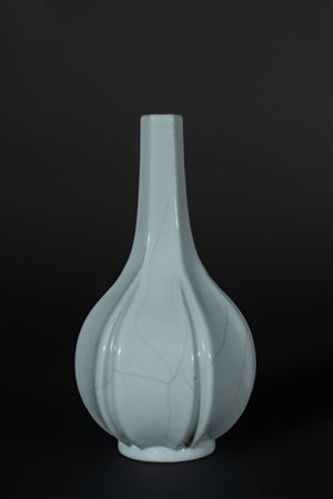 Arte Cinese  A garlic head shaped porcelain bottle bearing a six character Yongzheng seal mark at the base China, 20th century .