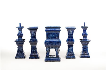 Arte Cinese  A blue glazed altar guarniture set composed of five porcelain pieces decorated with archaic motifs China, Ming dynasty, 16th century .