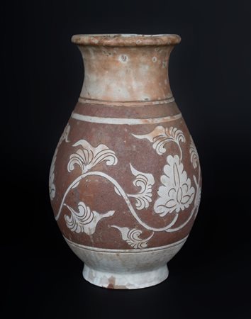 Arte Cinese  A large Cizhou vase carved with floral motifs China, Song/Yuan dynasty, 11th-14th century .