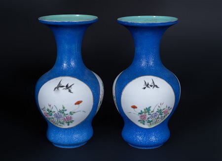 Arte Cinese  A pair of porcelain vases painted with birds and flowers over blue ground and bearing a four character Hongxian mark at the base China, ealry 20th century .