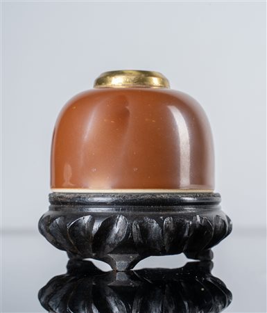 Arte Cinese  A beheeve shaped batavian ground brush washer bearing a four character mark painted at the base China, 19th century .