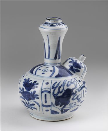 Arte Cinese  A blue and white pottery kendi China, Transitional Period, 17th century.