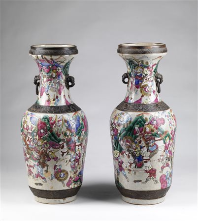 Arte Cinese  A pair of Canton vases bearing a four character mark at the base China, Qing dynasty, 19th century .