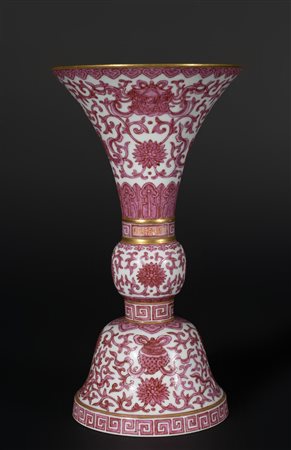 Arte Cinese  A famille rose Bajixiang altar vase with Buddhist emblems and Qianlong six character seal mark at the base China, Republic Period .