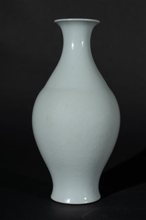 Arte Cinese  A white glazed porcelain vase bearing a Qianlong six character seal mark at the base China, Qing dynasty, 18th-19th century .