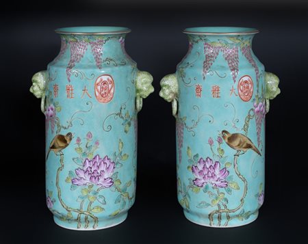 Arte Cinese  A pair of porcelain turquoise vases bearing auspicious marks China, early 20th century .
