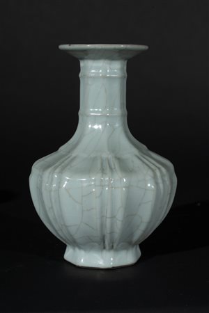 Arte Cinese  An octagonal faceted shaped guan glazed porcelain vase bearing a six character seal Qianlong mark at the base China, 20th century .