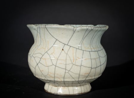 Arte Cinese  A guan glazed lobed rim cup China, 20th century .