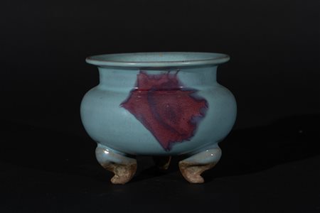 Arte Cinese  A lavander galzed pottery tripod censer China, possibly Song period .