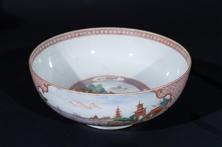 Arte Cinese  A famille rose porcelain export bowl painted with Westen scenesChina, 19th century .