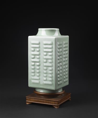 Arte Cinese  A celadon glazed cong porcelain vase decorated with monograms and bearing a Yongzheng six character mark at the base China, Qing dynasty, Yongzheng period, 18th century .