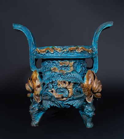 Arte Cinese  A large Fahua pottery tripod censer China, Ming dynasty .