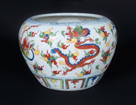 Arte Cinese  A wucai pottery vase painted with dragon and phoenix China, possibly Ming dynasty, Wanli period.