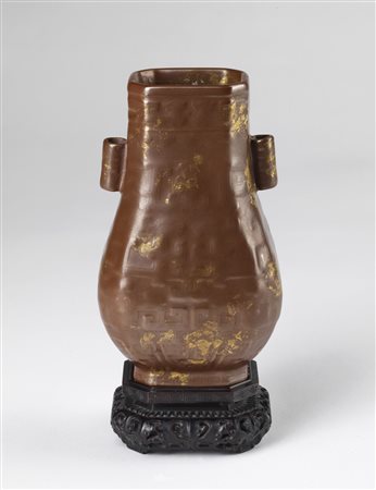 Arte Cinese  A partially gilded brown glazed hu shaped porcelain vase bearing a Qianlong zhianshu six character mark at the baseChina, Qing dynasty.